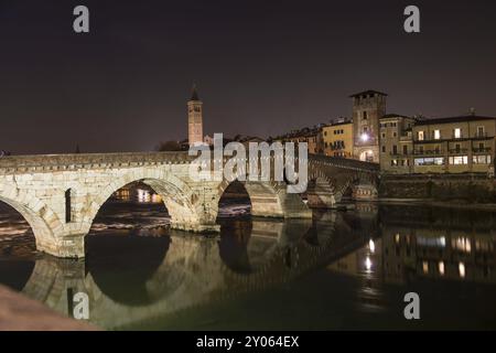 Ponte Pietra sur la rivière Adige, ancien pont romain dans la vieille ville de Vérone, Italie, Europe Banque D'Images