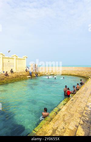 Keerimalai, Sri Lanka, 5 février 2015 : les nageurs sri-lankais apprécient les sources thermales sacrées de Keerimalai avec vue sur l'océan, une attraction touristique sur le n° Banque D'Images