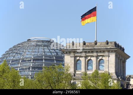 Berlin, Allemagne, 16 avril 2009 : le dôme moderne du Parlement allemand ou Bundestag à Berlin, par l'architecte Norman Foster. Le bâtiment a été construit t Banque D'Images