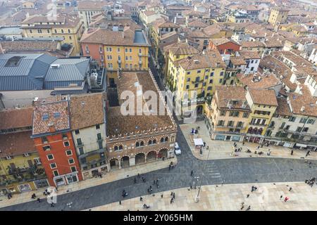 Vue sur Piazza delle Erbe à partir de la Torre dei Lamberti, à Vérone Banque D'Images