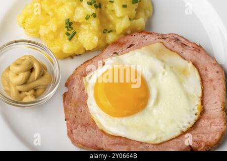 Un snack bavarois typique Leberkaese avec salade de pommes de terre Banque D'Images