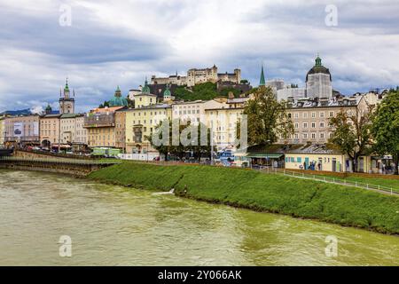 Salzbourg, Autriche, 8 août 2011 : vue du paysage urbain de Salzbourg en Autriche avec Festung Hohensalzburg et la rivière Salzach, Europe Banque D'Images