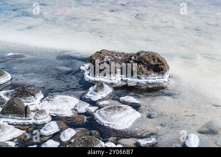 Précipitation de sel sur les roches volcaniques du Salar de Uyuni, le plus grand plat salin du monde en Bolivie Banque D'Images