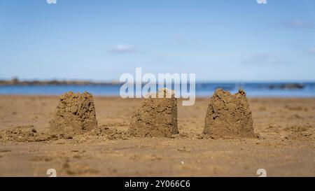 Châteaux de sable sur la plage de Runswick Sands, North Yorkshire Angleterre, Royaume-Uni, avec la mer du Nord en arrière-plan Banque D'Images