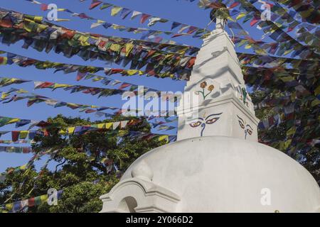 Petit stupa bouddhiste avec drapeaux de prière au temple Swayambunath à Katmandou, Népal, Asie Banque D'Images