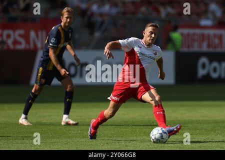 Utrecht, pays-Bas. 1er septembre 2024. UTRECHT, PAYS-BAS - 1er SEPTEMBRE : Jens Toornstra du FC Utrecht court avec le ballon lors d'un match Néerlandais Eredivisie entre le FC Utrecht et le FC Twente au Stadion Galgenwaard le 1er septembre 2024 à Utrecht, pays-Bas. (Photo de Ben Gal/Orange Pictures) crédit : dpa/Alamy Live News Banque D'Images