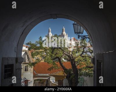 Regardant le monastère de Sao Vicente à travers une arche Banque D'Images