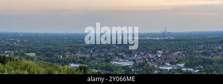 Bottrop, Rhénanie du Nord-Westphalie, Allemagne, 27 juillet 2018 : vue sur la région de la Ruhr, vue de la Halde Haniel, Europe Banque D'Images