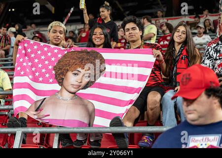 Harrison, États-Unis. 31 août 2024. Les fans des Red Bulls tenant le drapeau du rappeur Hip Hop Ice Spice vu lors du match de saison régulière de la MLS contre Philadelphia Union au Red Bull Arena à Harrison, New Jersey, le 31 août 2024. Philadelphie a gagné 2 à 0. (Photo de Lev Radin/Sipa USA) (photo de Lev Radin/Pacific Press) crédit : Pacific Press Media production Corp./Alamy Live News Banque D'Images