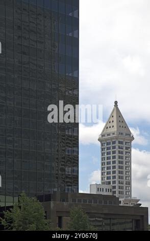 Smith Tower & Columbia Center, Seattle, États-Unis Smith Tower est le plus ancien gratte-ciel de la ville et était le plus haut immeuble de bureaux à l'ouest du Mississip Banque D'Images