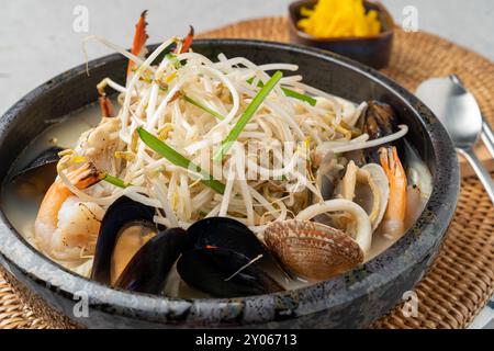 Crevettes frites, rouleau, poisson cru vieilli, poisson cru, fruits de mer blanc, fruits de mer, côtelette, tofu mou, fromage blanc rosé pomme de terre, oeuf, fromage, pomme de terre, porc, grillé Banque D'Images