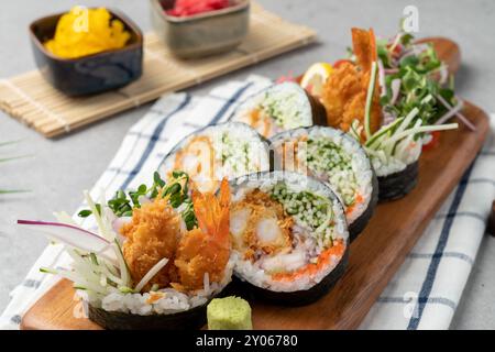 Crevettes frites, rouleau, poisson cru vieilli, poisson cru, fruits de mer blanc, fruits de mer, côtelette, tofu mou, fromage blanc rosé pomme de terre, oeuf, fromage, pomme de terre, porc, grillé Banque D'Images