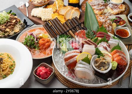 Crevettes frites, rouleau, poisson cru vieilli, poisson cru, fruits de mer blanc, fruits de mer, côtelette, tofu mou, fromage blanc rosé pomme de terre, oeuf, fromage, pomme de terre, porc, grillé Banque D'Images