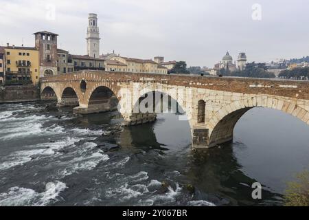 Ponte Pietra sur la rivière Adige, ancien pont romain dans la vieille ville de Vérone, Italie, Europe Banque D'Images