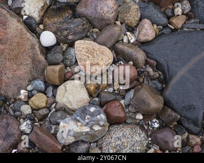 Diverses pierres et rochers sur la plage de la mer Baltique en Allemagne Banque D'Images