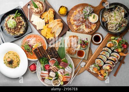 Crevettes frites, rouleau, poisson cru vieilli, poisson cru, fruits de mer blanc, fruits de mer, côtelette, tofu mou, fromage blanc rosé pomme de terre, oeuf, fromage, pomme de terre, porc, grillé Banque D'Images