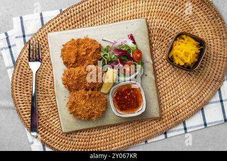 Crevettes frites, rouleau, poisson cru vieilli, poisson cru, , fruits de mer blanc, fruits de mer, côtelette, tofu mou , fromage blanc rosé de pomme de terre, oeuf, fromage, pomme de terre, porc, gril Banque D'Images