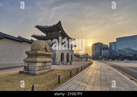 La Corée du Sud Séoul, Sunrise city skyline at porte Gwanghwamun Banque D'Images