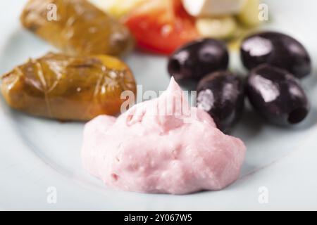 Taramas grecs et feuilles de vigne farcies avec salade Banque D'Images