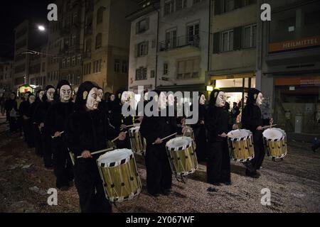 Bâle, Suisse, 10 mars 2014 : Groupe de soi-disant Waggis avec des tambours marchant dans les rues du carnaval de Bâle, en Europe Banque D'Images