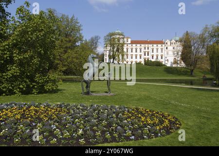 Celle, Allemagne, 19 avril 2014 : statue devant le château de celle illustrant un homme entraînant un cheval, Europe Banque D'Images