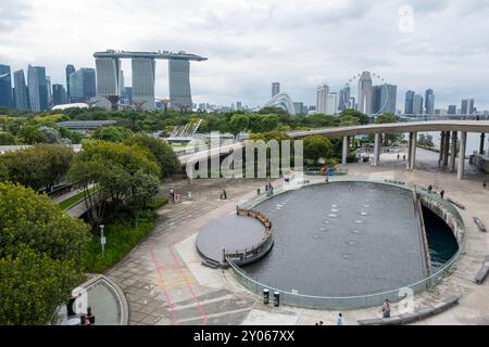 Singapour - 9 mars 2024 : vue sur Marina Bay Sands et site de loisirs depuis Marina barrage, un barrage et un site de loisirs dans le sud de Singapour Banque D'Images