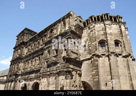 La Porta Nigra est une porte romaine du IIe siècle située à Trèves, en Allemagne. On lui a donné son nom (ce qui signifie Banque D'Images