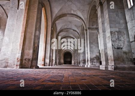 Colonnade d'un monastère à côté de la nef Banque D'Images