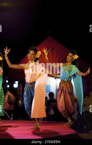 Bangkok, Thaïlande, 10 avril 2007 : deux belles danseuses thaïlandaises en vêtements traditionnels se produisant sur scène lors de l'exposition nocturne devant le Gr Banque D'Images