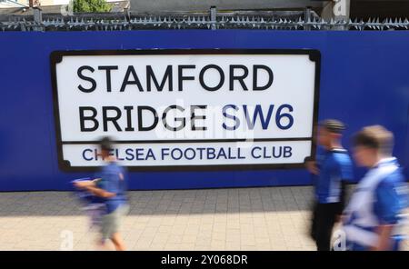 Londres, Royaume-Uni. 1er septembre 2024. Les fans arrivent avant le match de premier League à Stamford Bridge, Londres. Le crédit photo devrait se lire : Paul Terry/Sportimage crédit : Sportimage Ltd/Alamy Live News Banque D'Images