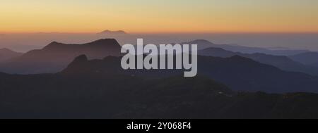 Collines et vallées au lever du soleil. Vue depuis Ghale Gaun, zone de conservation de l'Annapurna, Népal, Asie Banque D'Images