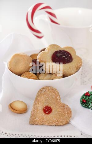 Biscuits de Noël faits maison décorés de confiture sur fond blanc Banque D'Images