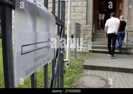 Inneminister Georg Maier beim Gangan zur Landtagswahl Erfurt, 01.09.2024 Wahllokal in Erfurt Thüringen Deutschland *** le ministre de l'intérieur Georg Maier dans le couloir pour les élections d'État Erfurt, 01 09 2024 Bureau de scrutin à Erfurt Thuringe Allemagne Copyright : xMarioxGentzelx Banque D'Images