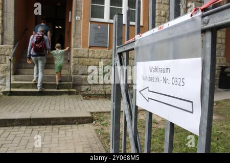 Inneminister Georg Maier beim Gangan zur Landtagswahl Erfurt, 01.09.2024 Wahllokal in Erfurt Thüringen Deutschland *** le ministre de l'intérieur Georg Maier dans le couloir pour les élections d'État Erfurt, 01 09 2024 Bureau de scrutin à Erfurt Thuringe Allemagne Copyright : xMarioxGentzelx Banque D'Images