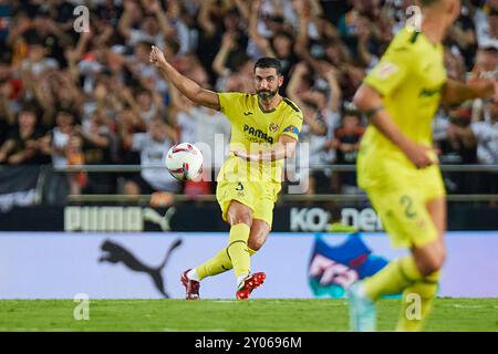 Valencia, Espagne. 01 Sep, 2024. VALENCIA, ESPAGNE - AOÛT 31 : Raul Albiol Centre-back de Villarreal CF passe le ballon lors du match LaLiga EA Sports entre Valencia CF et Villarreal CF au stade Mestalla le 31 août 2024 à Valence, Espagne. (Photo de Jose Torres/photo Players images/Magara Press) crédit : Magara Press SL/Alamy Live News Banque D'Images