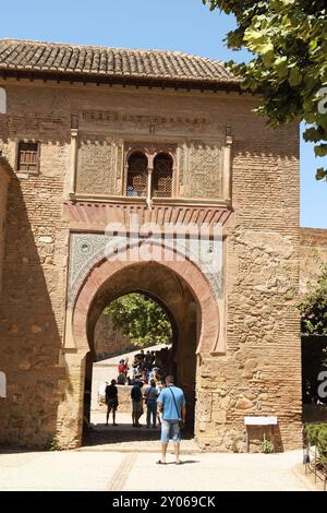 Grenade, Espagne, 14 août 2011 : porte du vin (Puerta del Vino), qui mène à l'Alcazaba, est l'une des plus anciennes constructions de l'Alhambra de Granad Banque D'Images