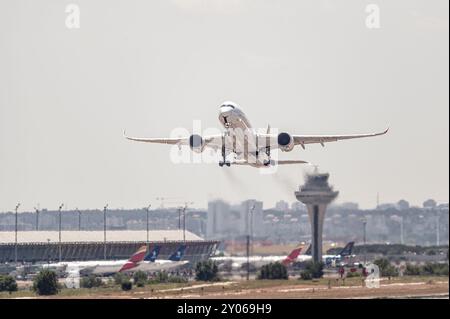 Madrid, Espagne ; 05-24-2024 : Airbus A350 de la société espagnole Iberia commence la manœuvre de décollage avec le train d'atterrissage déployé et le Banque D'Images