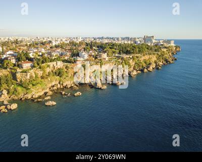 Vue aérienne de drone de l'océan aux falaises de la vieille ville de Kaleici à Antalya, Turquie, Asie Banque D'Images