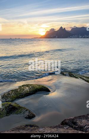 Paysage des plages de Arpoador, Ipanema et Leblon à Rio de Janeiro au crépuscule avec ses lumières, la lune, et le ciel et la colline deux frères et GA Banque D'Images