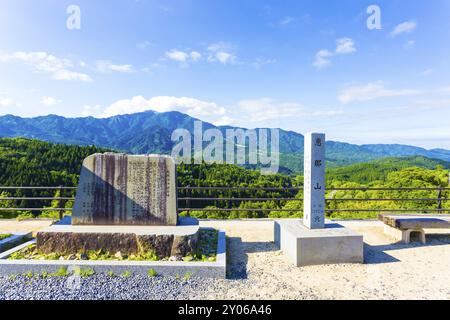 Marqueurs de panneau de pierre, à gauche décrit la jonction de deux préfectures, à droite marquant l'élévation du mont Ena au point de vue surplombant Magome o Banque D'Images