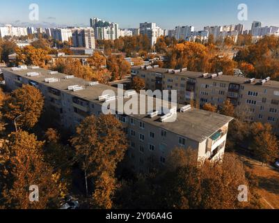 La zone de couchage de Zelenograd avec des maisons anciennes et nouvelles Banque D'Images