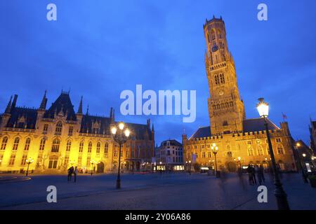 Le palais de justice provincial et le beffroi sont illuminés au crépuscule dans Grote markt, le centre-ville de Bruges, Belgique, Europe Banque D'Images