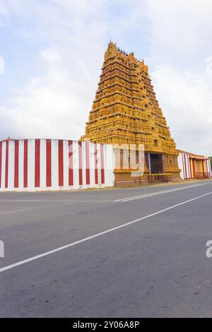 Tour gopuram d'entrée dorée nouvellement construite, Swarna Vaasal, du temple hindou de Nallur Kandaswamy Kovil le long de la route principale à Jaffna, Sri Lanka, Asie Banque D'Images