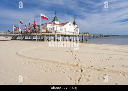 La jetée historique d'Ahlbeck sur l'île ensoleillée d'Usedom sur la mer Baltique Banque D'Images