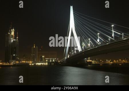 Le pont Erasmus la nuit, rivière Nieuwe Maas, Rotterdam, pays-Bas Banque D'Images