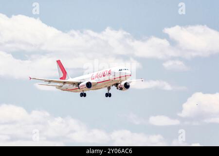 Madrid, Espagne ; 05-18-05 2024 : Airbus A320 de la compagnie aérienne maltaise Lauda Europe commençant la manœuvre d'atterrissage avec le train d'atterrissage déployé Banque D'Images