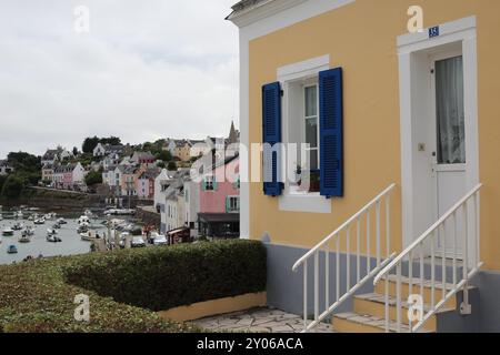 Maison jaune avec volets verts avec vue sur le port à Rue du Canon, Sauzon, belle Ile en mer, Bretagne, France Banque D'Images