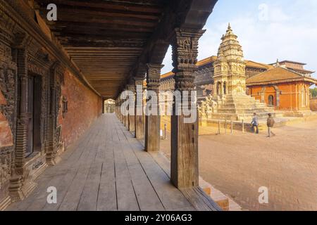 Colonnes sculptées ornées et porte à côté du temple Siddhi Laxmi sur la place Durbar de Bhaktapur, Népal. Avant les dégâts du tremblement de terre de 2015 Banque D'Images