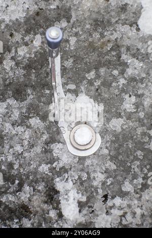Vis à glace dans le glacier Banque D'Images
