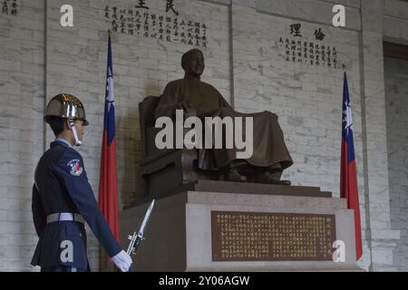 Taipei, Taïwan, 08 janvier 2015 : procession de la relève de la garde à l'intérieur de la salle commémorative de Chiang Kai-Shek, Asie Banque D'Images